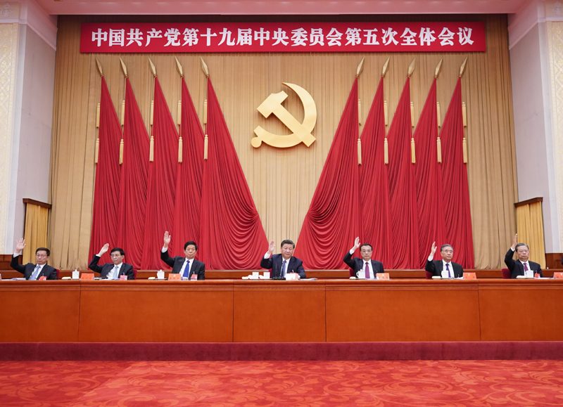 中國共產黨第十九屆中央委員會第五次全體會議，于2020年10月26日至29日在北京舉行。這是習近平、李克強、栗戰書、汪洋、王滬寧、趙樂際、韓正等在主席臺上。新華社記者 王曄 攝