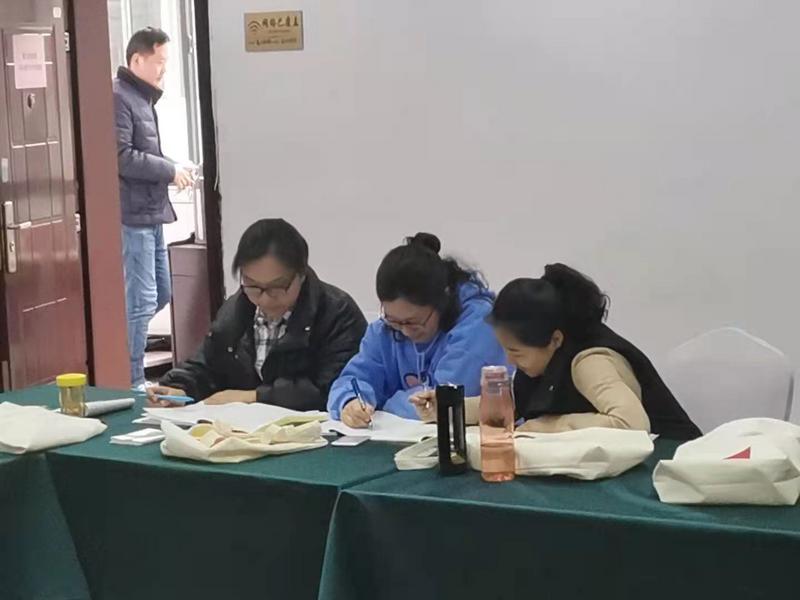 陳莉（左一）和隊友們上課.jpg