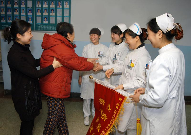 集團各分支機構全面開展優質護理服務工作以來，受到患者好評，圖為患者贈送護士錦旗.JPG